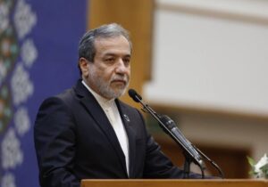 عراقچی: مذاکره مستقیم با تهدیدکنندگان بی‌معناست