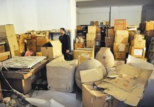 حمل آثار تاریخی در ایران با پتو و جعبه