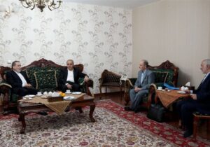 دیدار عراقچی با پدر زندانی ایرانی در ترکیه