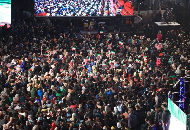 هزاران ایرانی یک ارکستر و چند خواننده؛ برای ایران / شبی ماندگار در میدان انقلاب