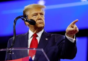 ترامپ نزدیک به 30 دیپلمات آمریکایی را برکنار کرد