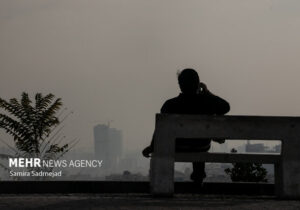 وضعیت هوای تهران همچنان قرمز؛ ذرات معلق دست از سر پایتخت بر نمی‌دارند