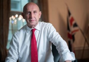 آمادگی وزیر دفاع انگلیس برای به چالش کشیدن جایگاه نخست‌وزیر