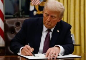 دهن کجی ترامپ به دیوان عالی آمریکا؛ تعرفه ۱۰ درصدی رسما امضا شد