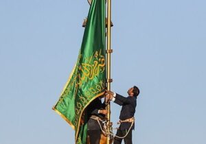 تعویض پرچم حرم رضوی در صبح میلاد ثامن الحجج(ع)