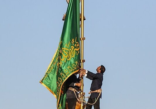 تعویض پرچم حرم رضوی در صبح میلاد ثامن الحجج(ع)
