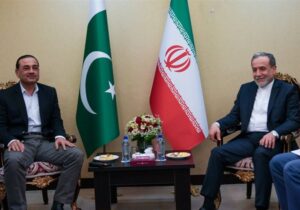 دیدار و گفتگوی فرمانده ارتش پاکستان با عراقچی در تهران