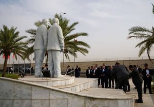 ادای احترام عراقچی به یادبود فرماندهان شهید مقاومت